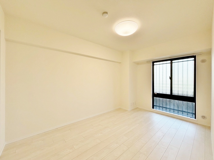 寝室 ベッドも十分に設置するスペースがあります。