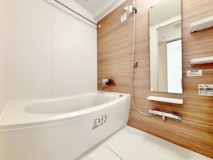 風呂 一日の疲れを癒すバスルームは、心地よいリラックスを叶える清潔感溢れる空間です。