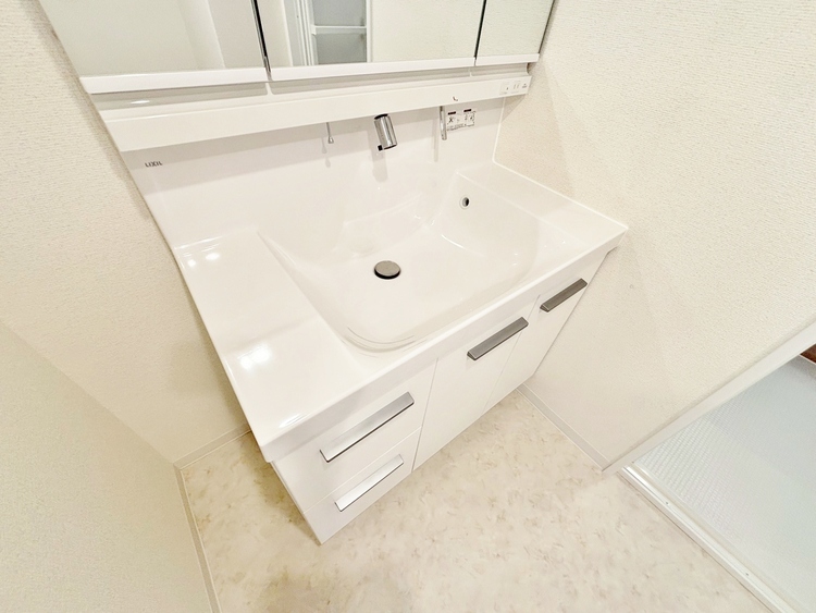 洗面 何かと物が増える場所だからこそ、スッキリと見映えの良い空間に。