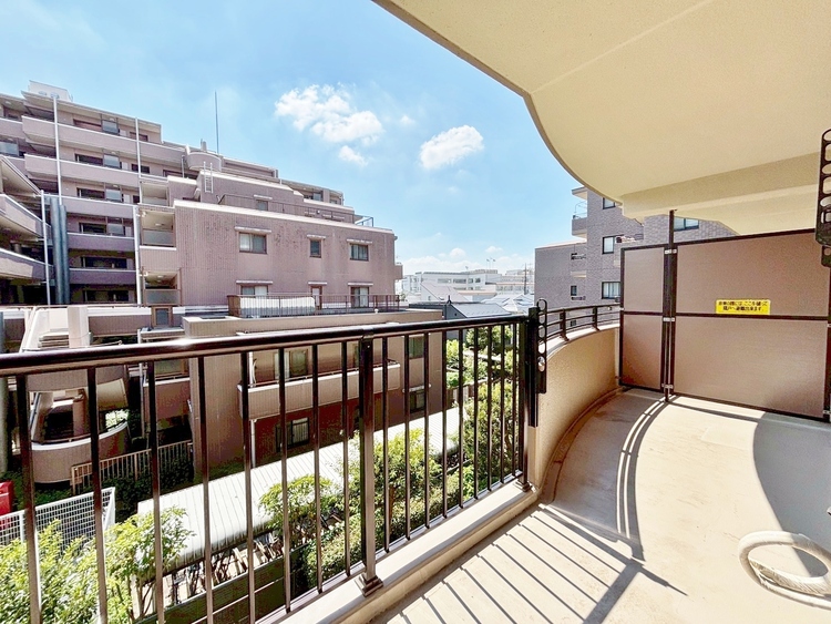 バルコニー 暮らしの中で、光と風を演出してくれるバルコニー。