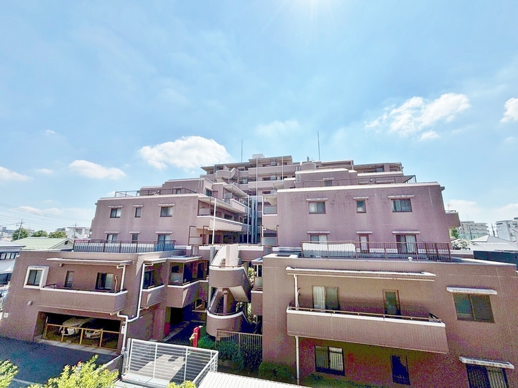 バルコニー 窓を開けると広がる青空。心をリフレッシュして日々を過ごしていきましょう。