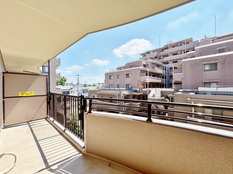 バルコニー 頬をなでる、優しい風を感じることが出来ます。