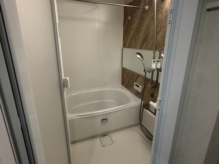 風呂 一日の疲れを癒すバスルームは、心地よいリラックスを叶える清潔感溢れる空間です。