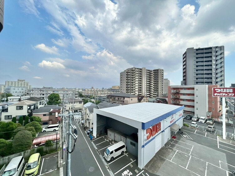 バルコニー 窓を開けると広がる青空。心をリフレッシュして日々を過ごしていきましょう。