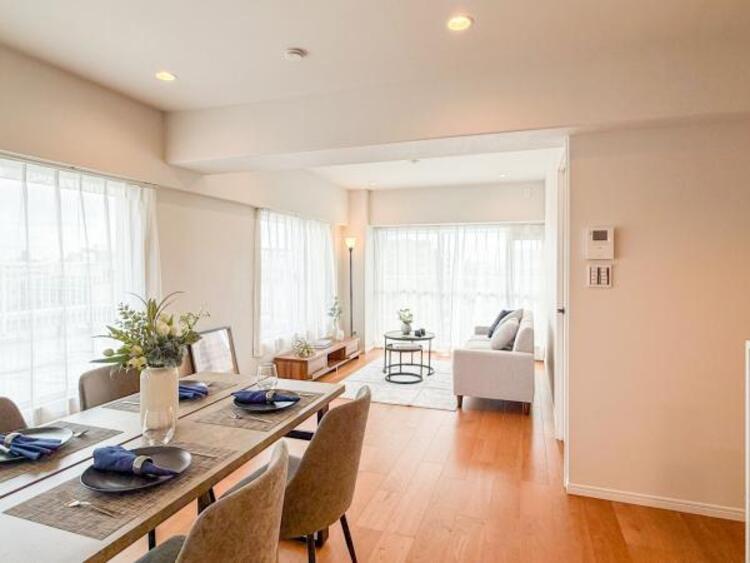 居間 【家具・小物は販売価格に含まれません】ゆとりあるキッチンスペースを備えるリビングは家族が1番くつろげる癒しの空間です。