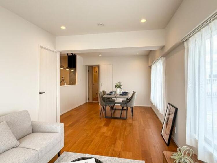 居間 【家具・小物は販売価格に含まれません】光と風があふれる開放的なリビングダイニングには自然と家族みんなが集まってきます。