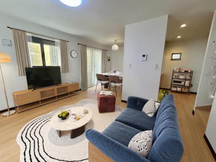 居間 大きなソファを置いてゆったりとご生活頂けるリビング。家族が集まる場所だからこそゆったりとした空間を実現しています。※設置してある家具等はCG画像となります。