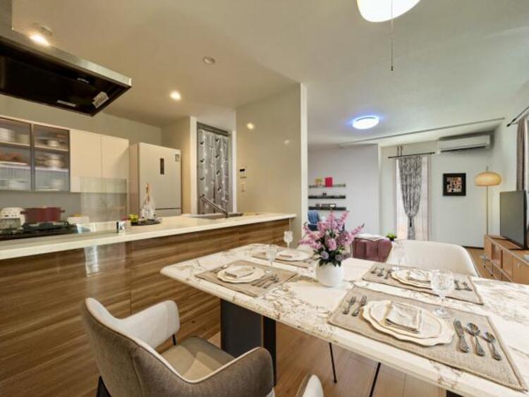 居間 家族はもちろん友人たちもリラックス。仲間を呼び寄せる風通しの良い家。※設置してある家具等はCG画像となります。