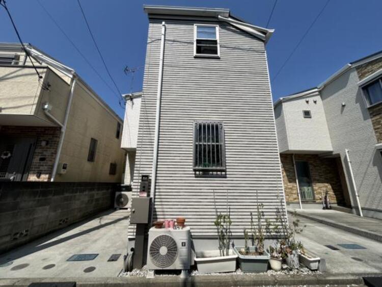 外観 陽光に映し出される外壁が美しい。暮らす家族を、訪ねてくる友人知人を楽しませてくれる外観です。　