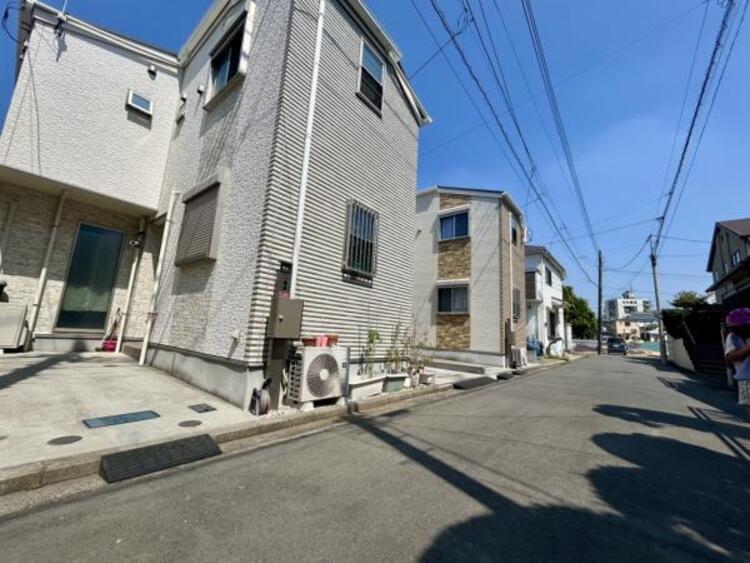 外観 前面道路は車通りの少ない道です。小さなお子様も安心してお過ごしいただけます。