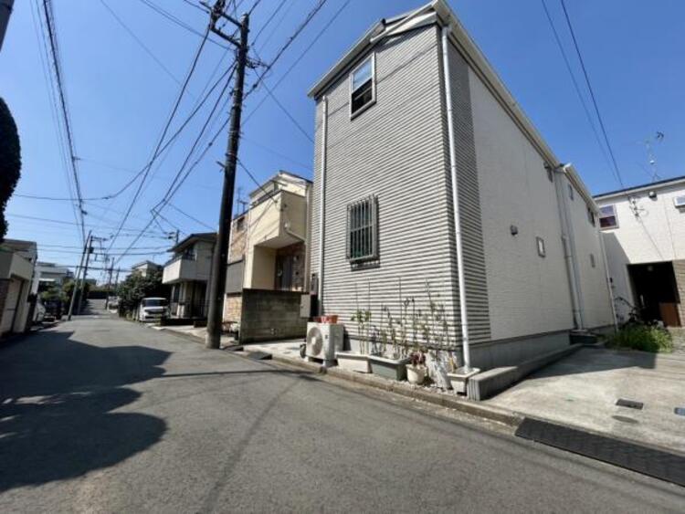 外観 都心通勤圏内にありながら、見上げた先には青空がどこまでも広がっている風景です。喧騒をはなれ、ご家族の新しい幸せを見つけてみませんか。