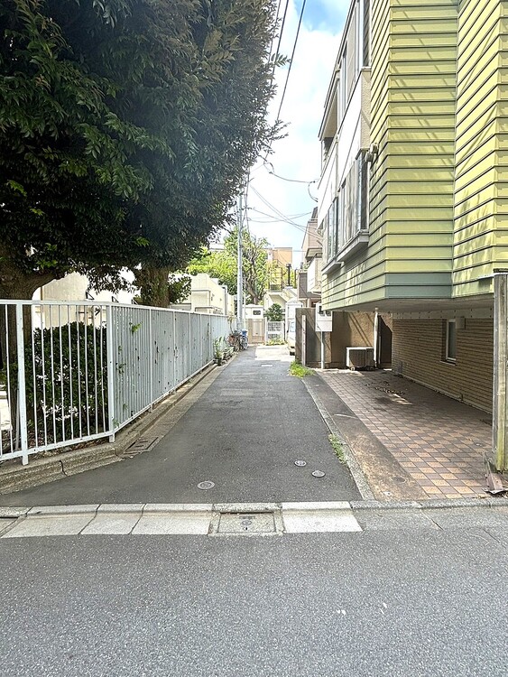 その他 閑静なエリアで、前面道路の交通量は少なく安心です。