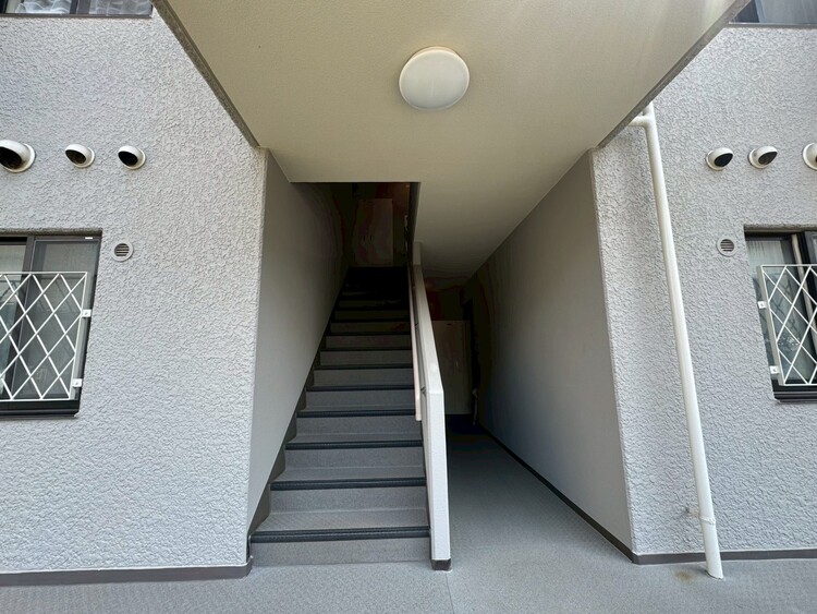 その他 共用部の階段です。明るく清潔に管理されています。