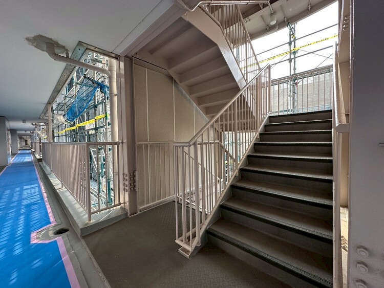 その他 共用部の階段です。明るく清潔に管理されています。