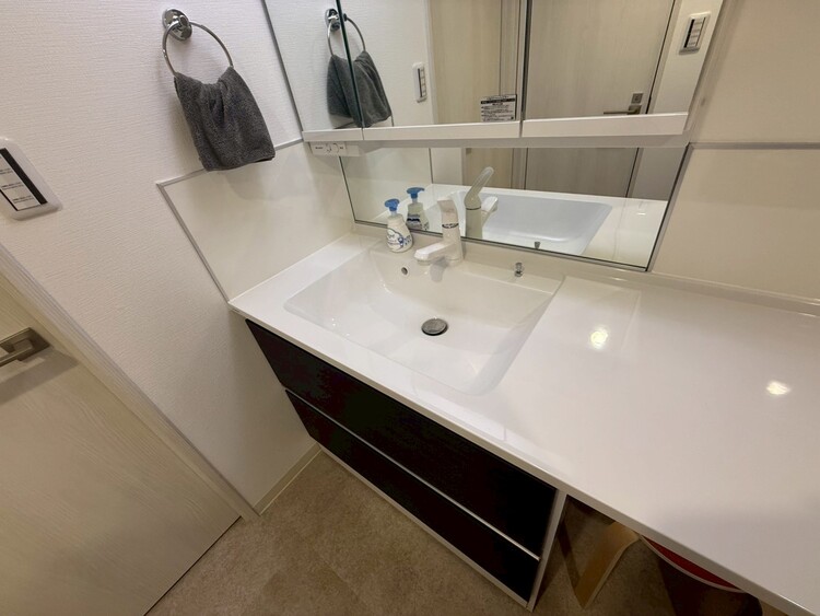 その他 清潔感を感じられる洗面化粧台。