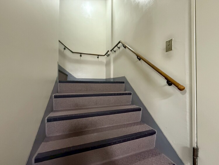 その他 共用部の階段です。明るく清潔に管理されています。