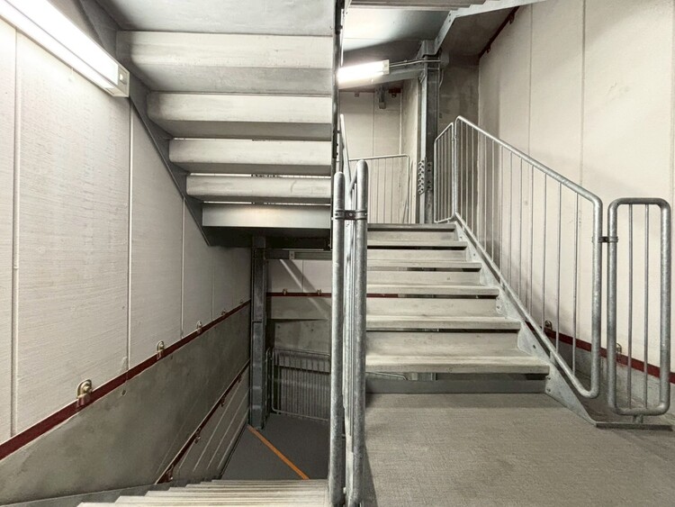 その他 共用部の階段です。明るく清潔に管理されています。