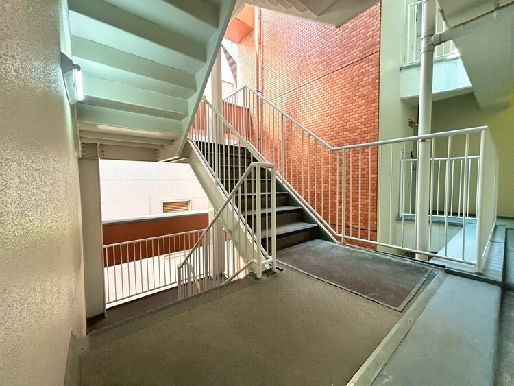 その他 共用部の階段です。明るく清潔に管理されています。