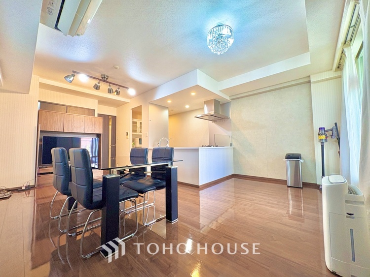 内装 高級感あふれる大きなリビングは、落ち着きと安心感を兼ね備えた優雅な空間。ご家族の暮らしに豊かさを添えます。