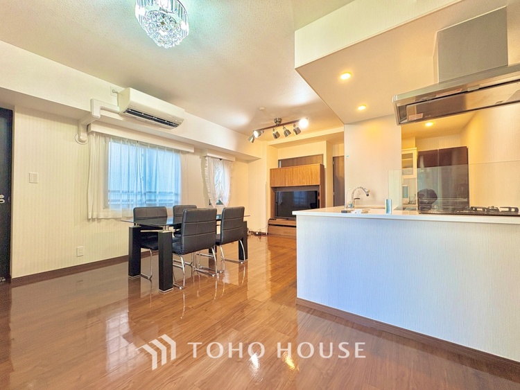 内装 洗練されたデザインと大きな広がりを持つリビングは、安心感と気品に満ちたひとときを叶える住まいの象徴です。