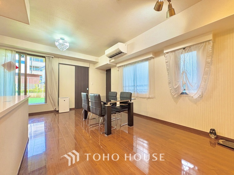 内装 料理は最高のコミュニケーション。明るいキッチンで、家族の温かい時間が流れます。