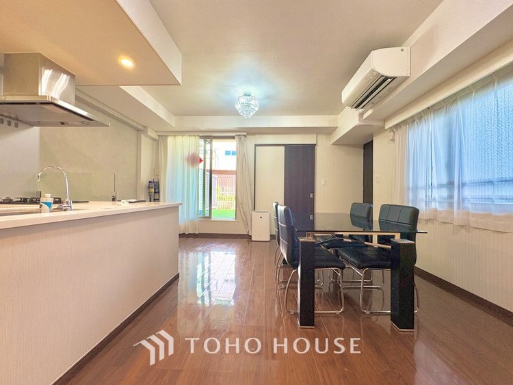 内装 広々としたリビングは、家族の会話や笑顔があふれる安心の場。大きな空間だからこそ叶う、心豊かな暮らしを支えます。