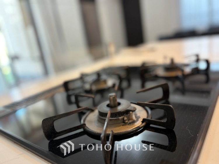 キッチン 無駄を削ぎ落としたミニマルなデザインが、空間に静謐な美しさをもたらします。研ぎ澄まされた感性を満たす場所です。