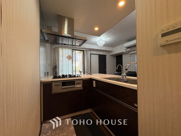 キッチン 選び抜かれた素材と、熟練の職人技が息づくキッチン。本物を知るあなたのための、美しきステージです。