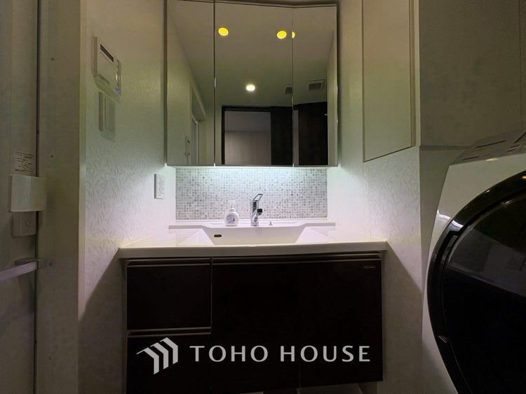 洗面 清潔感あふれる洗面化粧台で、毎日の身支度を快適にサポートします。