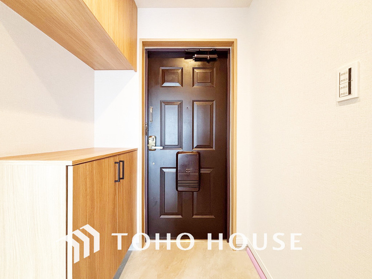 玄関 落ち着いた雰囲気の玄関、家族の帰りを暖かく迎えてくれます