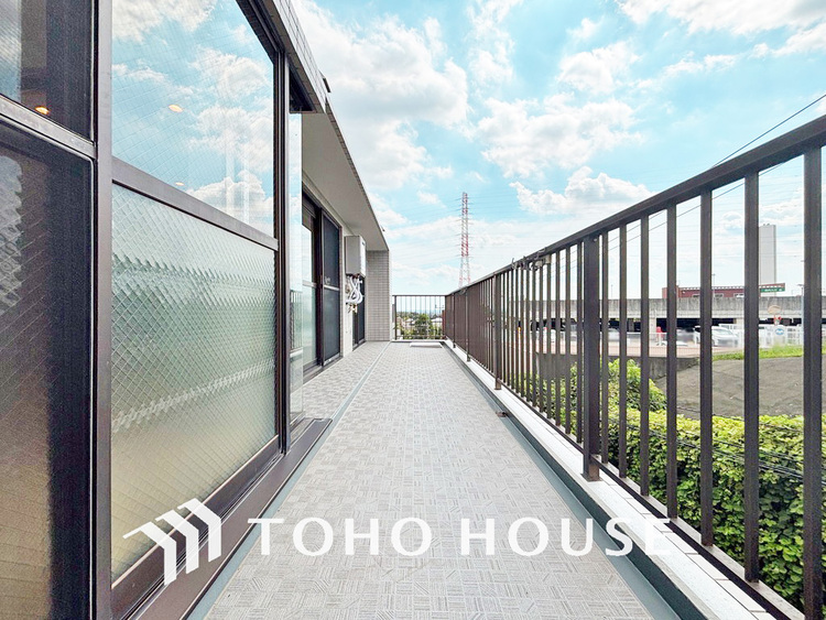 バルコニー 日当たりの良いバルコニーで晴れの日の洗濯物も楽しみになりますね