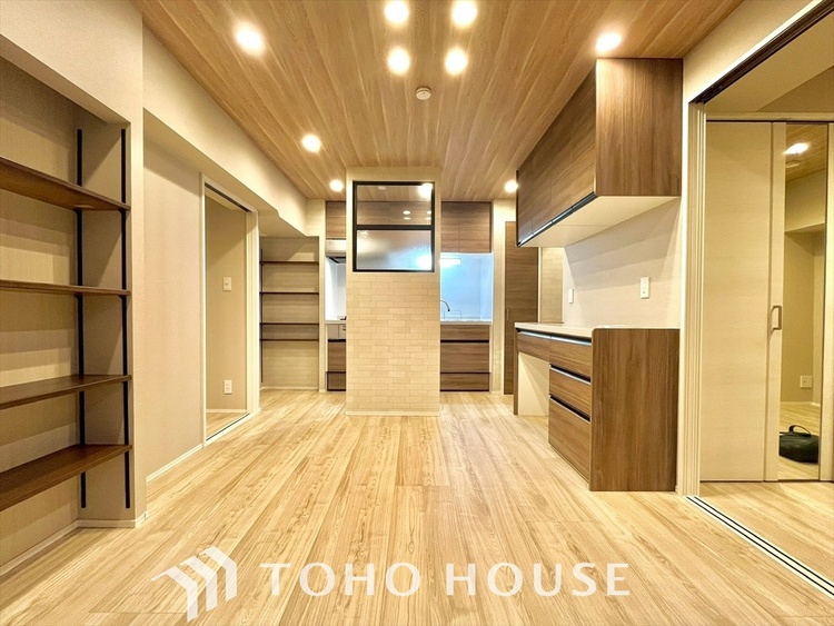 内装 温もりと柔らかな日差し。バルコニーの光を浴びて、移ろう四季に心を委ねる。毎日毎日を充実させてくれる。光のベールに包まれるピースフルデイズ。