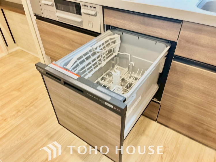 キッチン 広く明るい我が家の自慢のキッチンスペース。能率的に動ける大きなスペースが何よりのポイント。リビングとの一体感も十二分にあり、家族とのやりとりを楽しみながらの食卓の準備