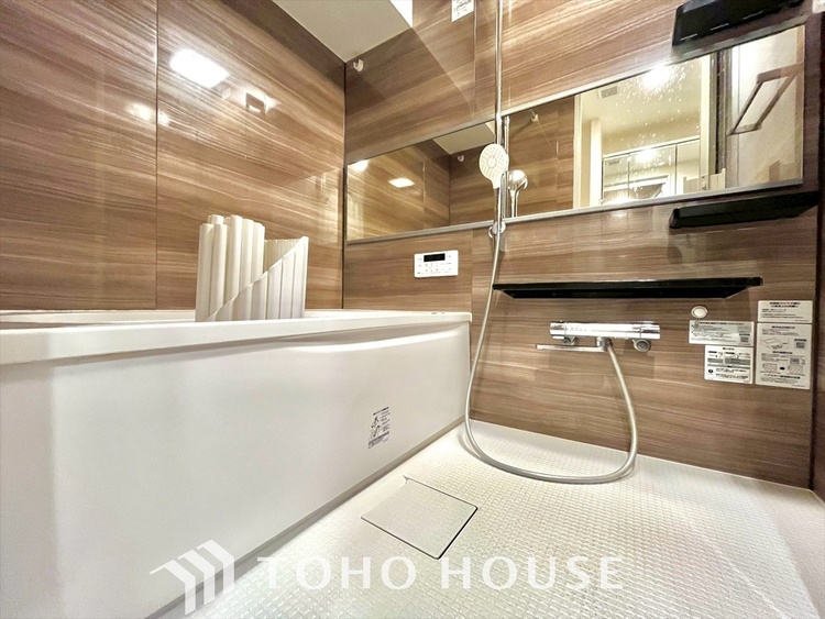 風呂 見上げれば高い空。手を伸ばせば吸い込まれそうな突き抜ける空間。空が高いと気持ちも高揚します。空さえも楽しむ生活を始めませんか。