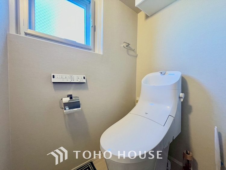 トイレ 朝日がそっと包み込む時、そこは新たな1日の始まり。香ばしいコーヒーの香り。まだ眠たい目をこすり新聞に目を通す。毎日の何気ない一コマに宿る幸せの片鱗。