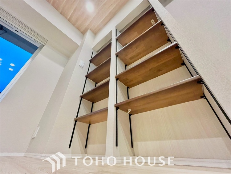 収納 美味しい料理を作りたくなるような気持にさせてくれる、腕を振るえる自慢のスペース。見上げると柔らかなダウンライトが包み込み、彩りを添えます。艶と光沢のある居心地の良いわが家のキッチン。