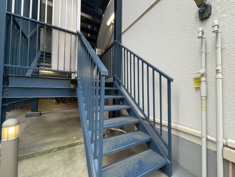 その他 共用部の階段です。明るく清潔に管理されています。