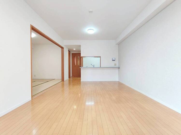 居間 落ち着いた雰囲気に包まれて、伸びやかな空間。