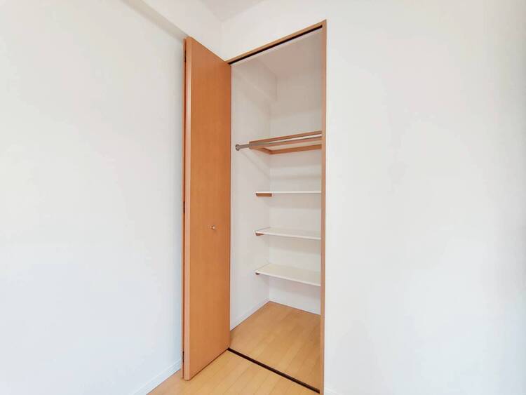 収納 家電やスーツケース、ストック品など何でも片付く嬉しい空間です。