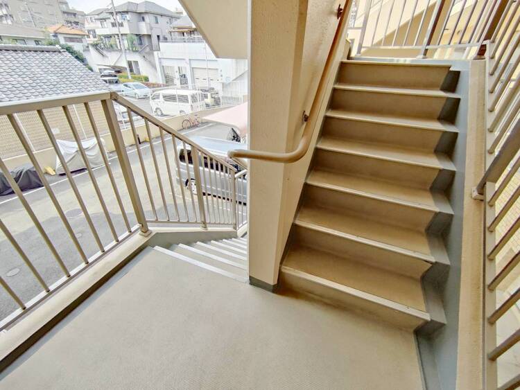 設備 共用部の階段です。明るく清潔に管理されています。