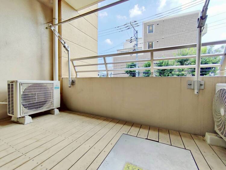 バルコニー 朝の澄んだ空気や、夕方に吹く清々しい風を感じられるバルコニー。