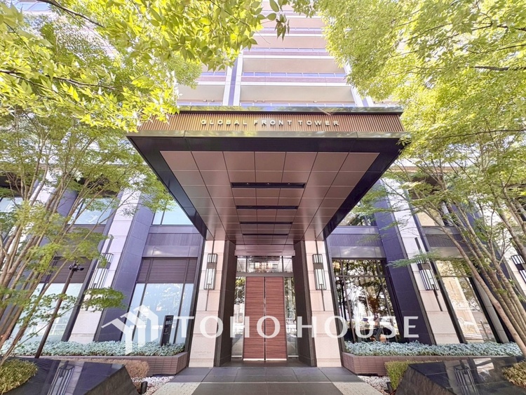 エントランス 【ENTRANCE】◆家族◆家で家族と過ごす時間は限られている。帰りを待つ家族の元へと急ぐときの弾む思い。そんな思いを引き立てる邸宅。