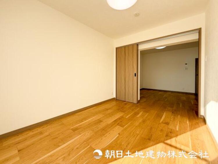 内装 【洋室】人間の感性を育むプライベートルームはシンプルが１番！読書やネット、大切な一人の時間も充実したものにできます。