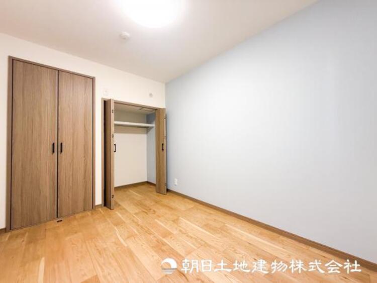 内装 【洋室】自宅で快適に過ごす条件は一人ひとり違います。個性が強すぎないシンプルな内装とシンプルなデザインで統一しております