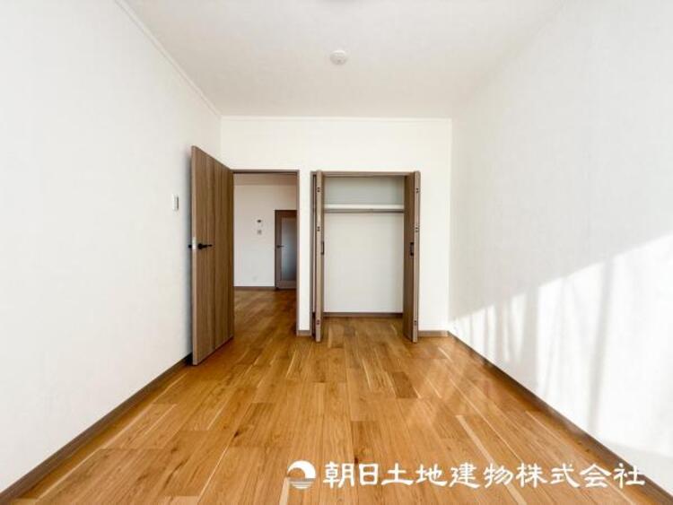 内装 【洋室】人間の感性を育むプライベートルームはシンプルが１番！読書やネット、大切な一人の時間も充実したものにできます。