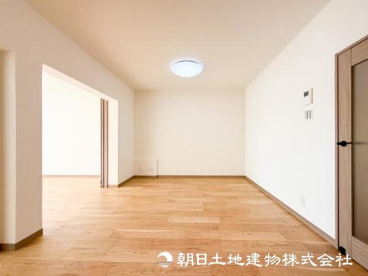 居間 【リビング】大切なご家族、招いた友人と過ごすひと時を溢れる光が優しく包み込む空間。充実した住空間は心を豊かにします。