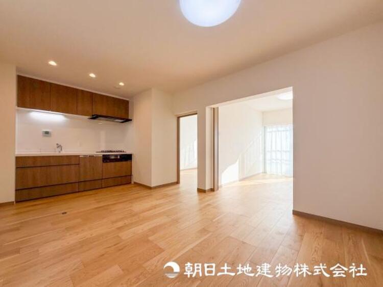 居間 【リビング】リビングにはみんなが集い食事や楽しい会話でついつい時を忘れてしまう。そんな束の間の幸せを感じさせてくれる場所