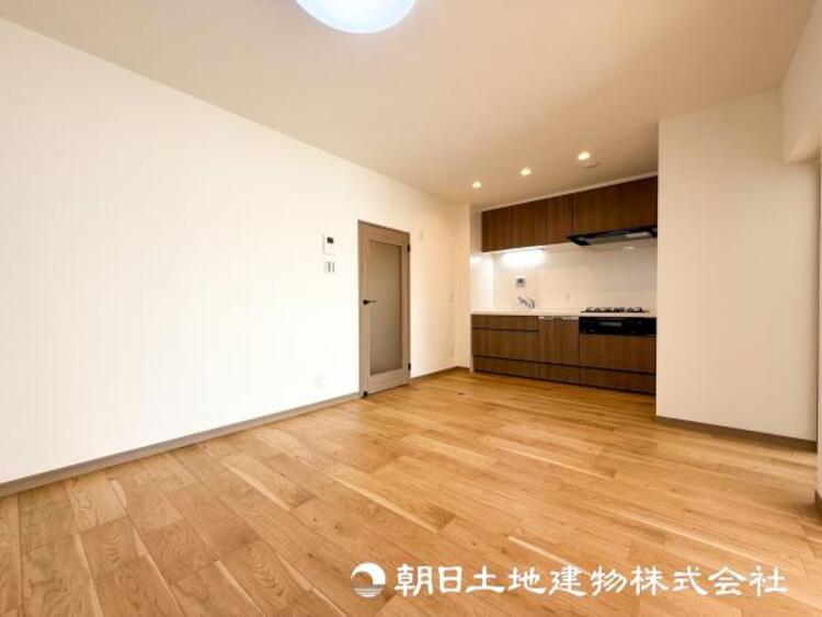 居間 【リビング】開放的で明るい空間が広がるLDK。リビングには潤沢な太陽が降り注ぎ、爽やかな住空間を演出できます