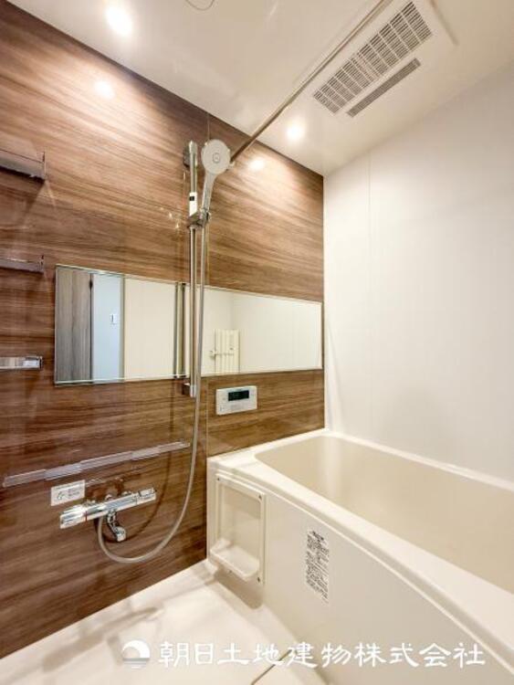 風呂 【浴室】快適な使い心地とゆとりある空間が1日の疲れを解きほぐすバスルーム。空間も浴槽もゆったりのびのび使えます