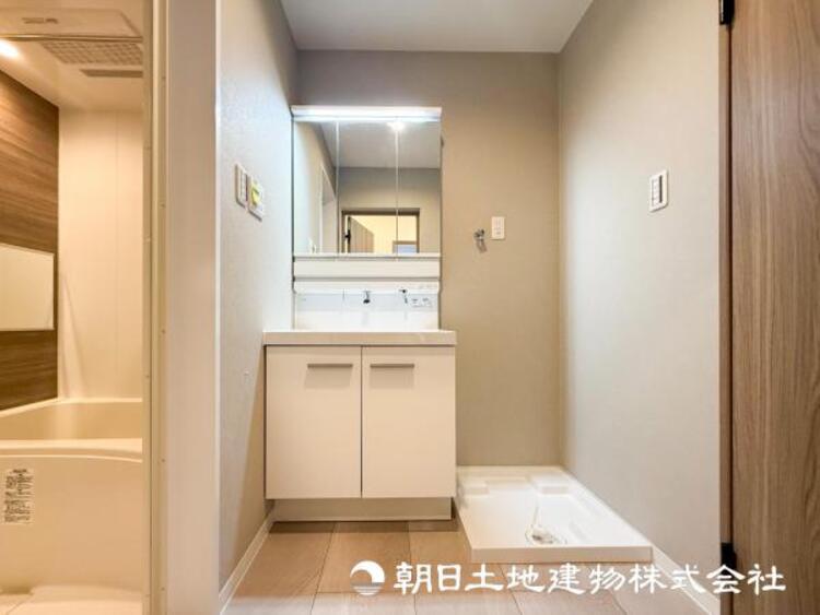 洗面 【洗面化粧台】落ち着いた清潔感のある空間は、身だしなみチェックや肌のお手入れに最適です。収納も十分でゆとりを持たせます。